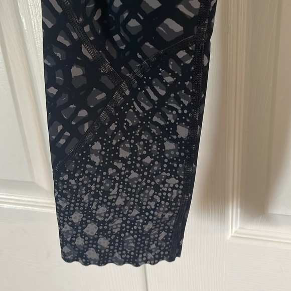 Lululemon crops Size 10🥰🥰 - Picture 2 of 4